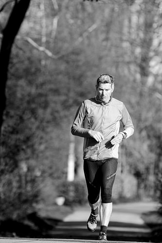 Een man die hardloopt.
