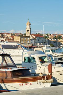 Boten in de haven van de stad Krk aan de Adriatische Zee in Kroatië