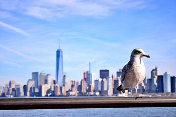 New York Skyline Manhattan met Meeuw by Maurice Gort