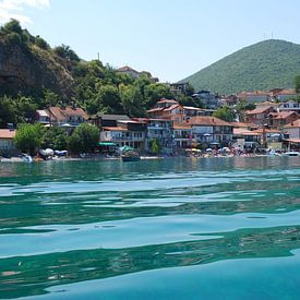Macedonisch dorp aan het meer van Ohrid van Ingrid Van Maurik