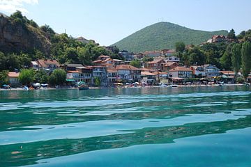 Macedonisch dorp aan het meer van Ohrid van Ingrid Van Maurik