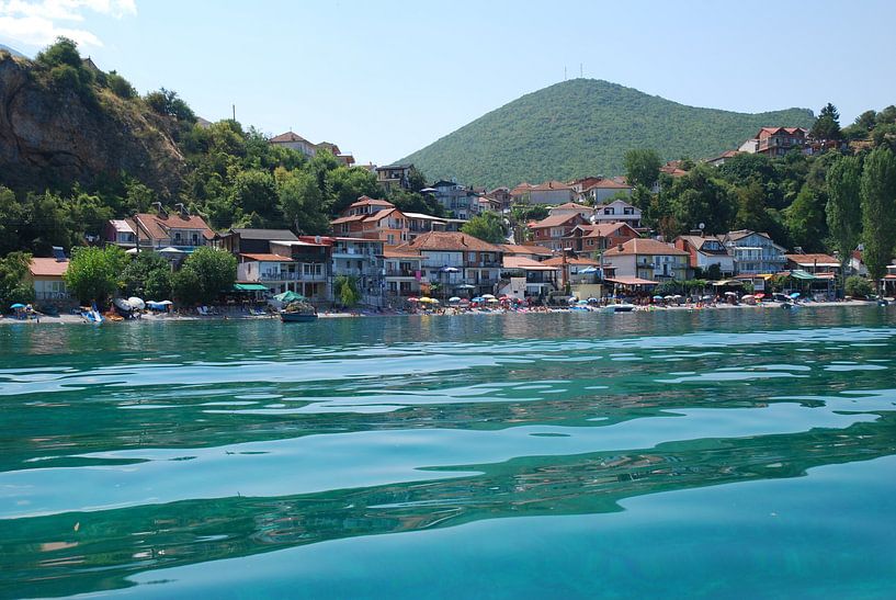 Macedonisch dorp aan het meer van Ohrid von Ingrid Van Maurik