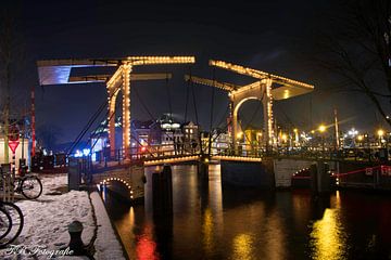 Amsterdam in de avond van Twan Remmerswaal