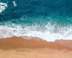 Meer und Strand, abstrakte Zusammensetzung von Linien in der Brandung