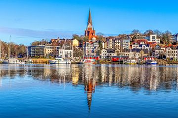 Gezicht op de historische haven van Flensburg met enkele schepen van MPfoto71