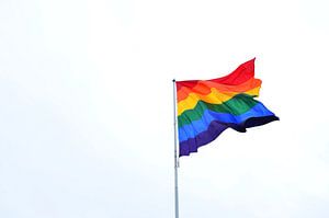 Regenbogenflagge isoliert im Himmel
