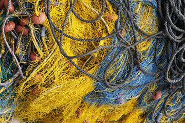 Vissersnet in geel en blauw als een zeestilleven van Aart Advocaat Fotografie - Imageplein.nl