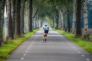 Skeeler op een landweg tussen de bomen