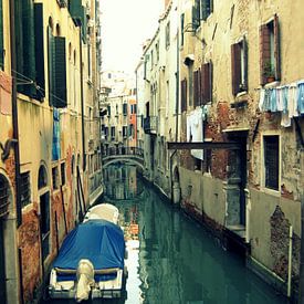 Venetië. Was drogen boven het kanaal.  van Mr and Mrs Quirynen