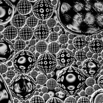 orde in de chaos (zwart-wit stippen in bubbels) van Marjolijn van den Berg