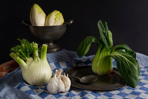 stilleven met tinnen bord