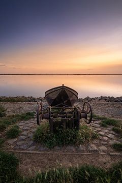 Bootje op de dijk bij Cornwerd net na zonsondergang van KB Design & Photography (Karen Brouwer)