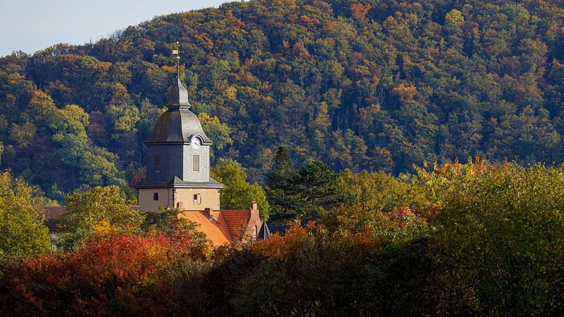 Der Kirchturm von Herleshausen im Herbst von Roland Brack