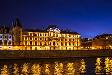 Gezicht op historische gebouwen in Parijs, Frankrijk van Rico Ködder