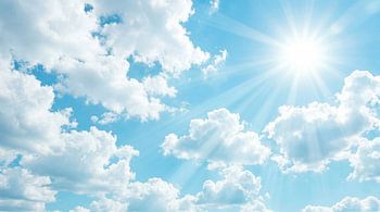 Strahlend blauer Himmel mit flauschigen weißen Wolken