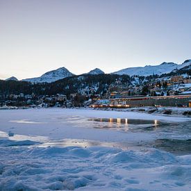 Sankt Moritz in Zwitserland bij valavond. van Simon Peeters