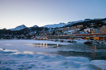Sankt Moritz en Suisse au crépuscule.