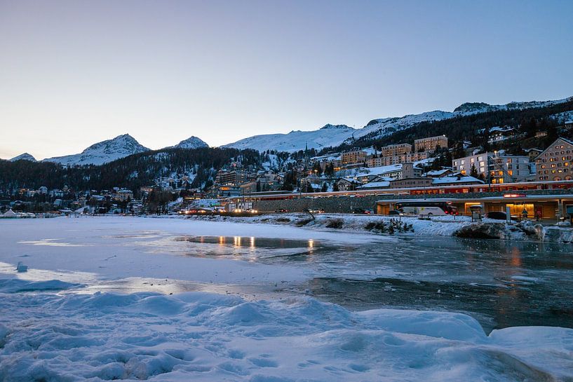 Sankt Moritz in Zwitserland bij valavond. van Simon Peeters