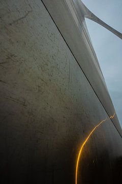 detail van de boog (the Arch) in Saint Louis met lichtflits van Eric van Nieuwland