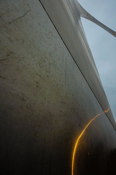detail of the arch in Saint Louis with flash of light by Eric van Nieuwland