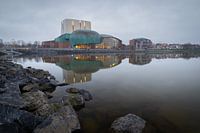 Die Schouwburg Hoorn spiegelt sich an einem grauen Morgen im Markermeer