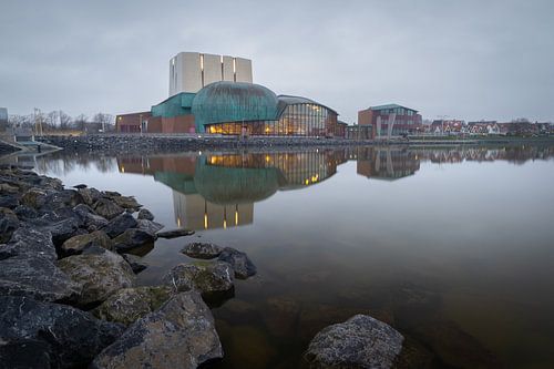 Schouwburg Hoorn weerspiegelt in het Markermeer tijdens een grijze ochtend