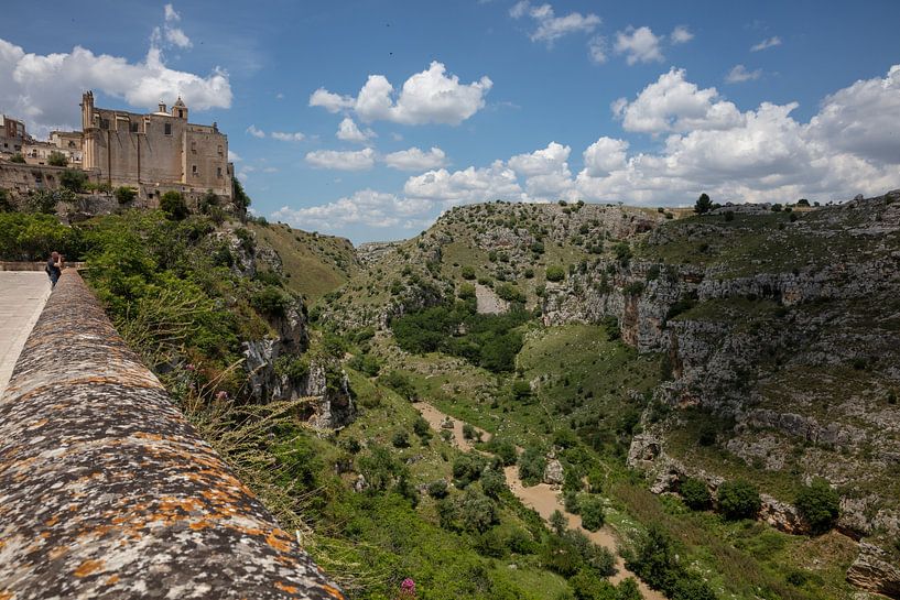 Zicht op Klooster van Sint Agostino in Matera, Italië van Joost Adriaanse