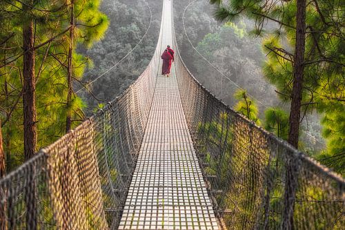 Hangbrug met 2 monniken in Nepal.