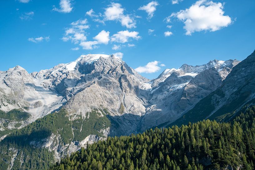 Stelvio Pass weg met uitzicht op de omliggende bergen en gletsjers van Leo Schindzielorz