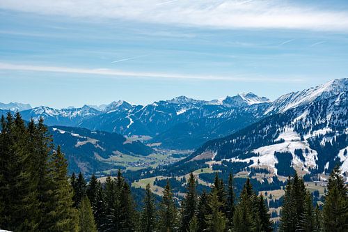 Winteruitzicht op de vallei van het Tannheimer Tal en de berg Neunerköpfle