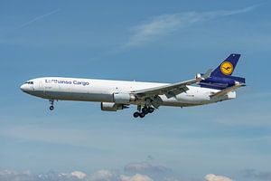 Die MD-11 der Lufthansa Cargo steht kurz vor der Landung.