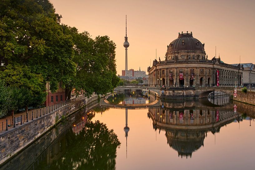 Sonnenaufgang und Spiegelung Museumsinsel Berlin von Jenco van Zalk