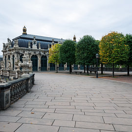 Dresdner Zwinger – Herbstlicher Wallgang auf der Balustrade von Wandbilder Onlineshop