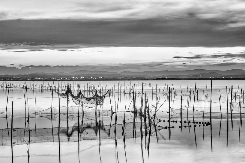 Coucher de soleil sur le lac en noir et blanc par Manfred Voss, Photographie Noir et Blanc