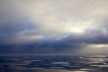 Wolken über dem Meer in der Monterey Bay, Kalifornien von Beschermingswerk voor aan uw muur