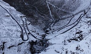 Les virages en épingle à cheveux de la route de Trollstigen dans la neige sur Aagje de Jong