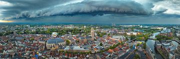 Stormwolken boven Zwolle tijdens een zomerse onweersbui