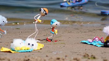 Fubbys Tag am Strand, als er in Badekleidung zum Meer geht.