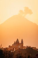 Église et volcan avec des nuages pendant le chaud, orange, lever de soleil au Mexique