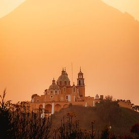 Église et volcan avec des nuages pendant le chaud, orange, lever de soleil au Mexique sur Maartje Hensen