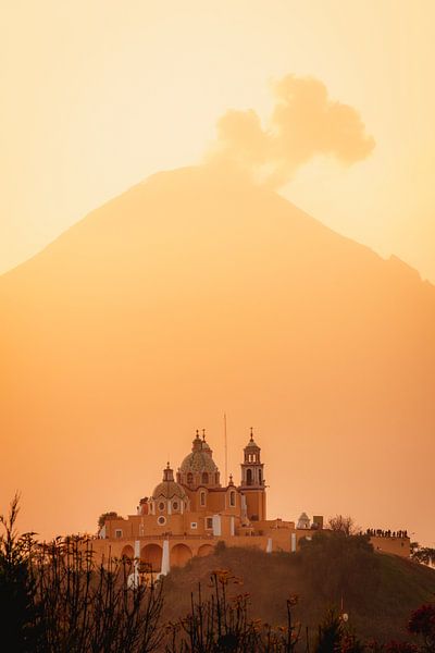 Kirche und Vulkan mit Wolken während der warmen, orange, Sonnenaufgang in Mexiko von Maartje Hensen