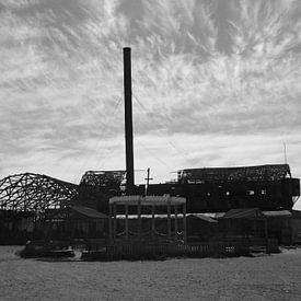 Old factory in black and white von Leen Denckens