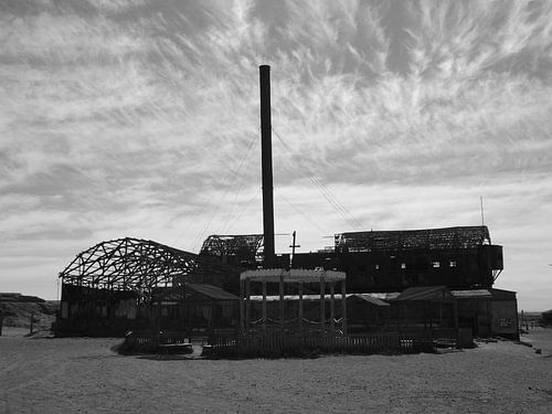 Old factory in black and white van Leen Denckens