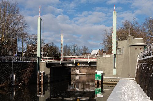 De Vaartscherijnbrug in Utrecht in de winter (kleur)