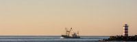 Panorama formaat visserschip op de horizon op de Noordzee van scheepskijkerhavenfotografie thumbnail