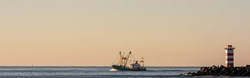 Panorama formaat visserschip op de horizon op de Noordzee van scheepskijkerhavenfotografie