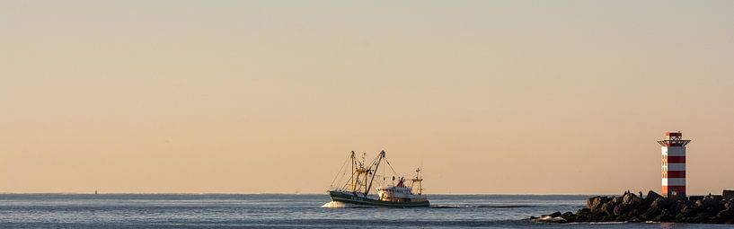 Panorama formaat visserschip op de horizon op de Noordzee van scheepskijkerhavenfotografie