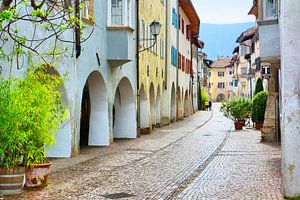 Malerische Laubengasse in Egna (Neumarkt)