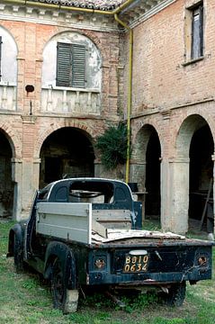 Alter Lastwagen in einem italienischen Innenhof von Bo Scheeringa Photography