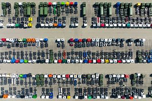 Lastwagen in einer Reihe auf einem Parkplatz von oben gesehen